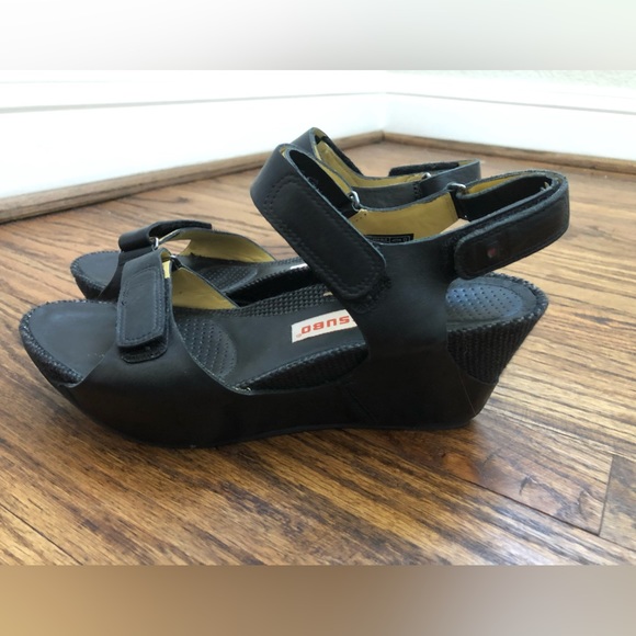 Tsubo Leather Wedge Sandals Size 6.5 Velcro Straps - Picture 1 of 8